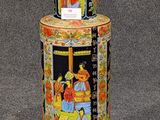 un vase noir et jaune orné d'une peinture