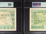 Trois types de monnaies différents sont exposés dans une vitrine
