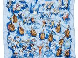 une image représentant une écharpe bleue et blanche ornée d'instruments de musique