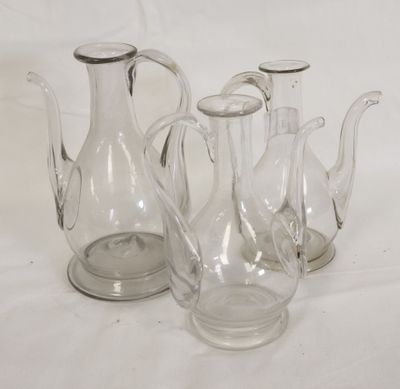 Trois burettes en verre soufflé Haut.