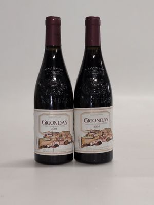 deux bouteilles de vin posées l'une à côté de l'autre sur une table