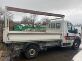 un camion blanc garé sur le bord de la route