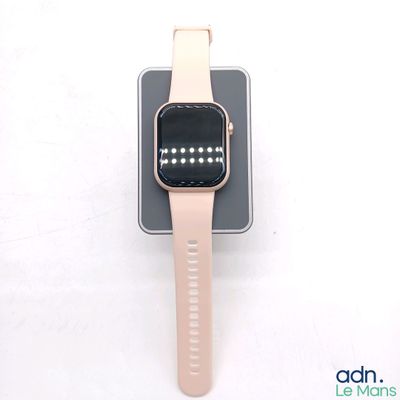 une Apple Watch posée sur une station de recharge