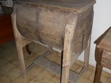 deux tables en bois placées côte à côte sur un sol carrelé