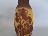 un vase sur lequel figure l'image d'un arbre