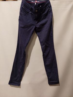 un jean bleu foncé accroché au mur