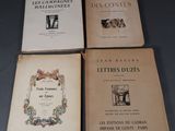 Quatre livres de littérature française sont posés sur une table