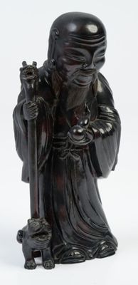 statue d'un moine tenant un bâton et un pot