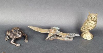trois figurines en bronze représentant des oiseaux, un oiseau et un hibou
