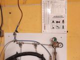 un mur sur lequel sont fixés tout un tas de tuyaux et de conduites