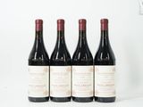 trois bouteilles de vin rouge sont alignées sur une surface blanche