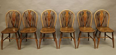 Suite de six chaises, en chêne, à dossiers ajourés. - Photo 1