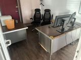 un bureau avec deux ordinateurs et une chaise dans la chambre