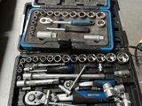 un grand nombre d'outils posés sur une table