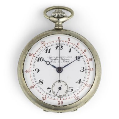 une montre de poche en argent avec un cadran blanc sur fond blanc