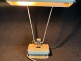 une lampe posée sur une table à côté d'un cordon