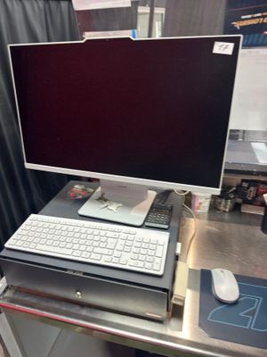 un ordinateur sur un bureau avec un clavier et une souris