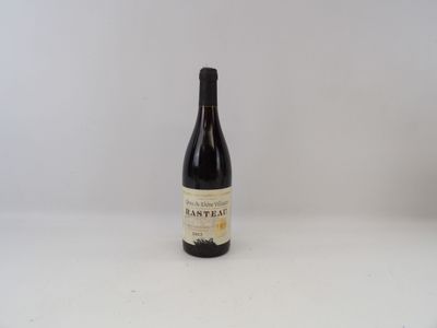 la bouteille de vin est posée sur une surface blanche