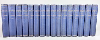Les livres bleus sont alignés en rangées sur une surface blanche.