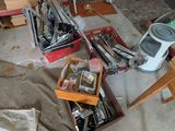 un tas d'outils posés par terre dans un garage