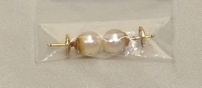 une paire de perles dans un sachet posé sur une table