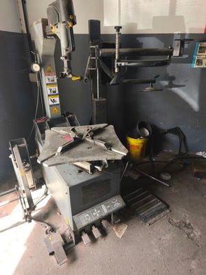 une machine qui se trouve dans une pièce avec de nombreux outils