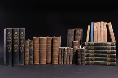 plusieurs vieux livres sont empilés sur une table
