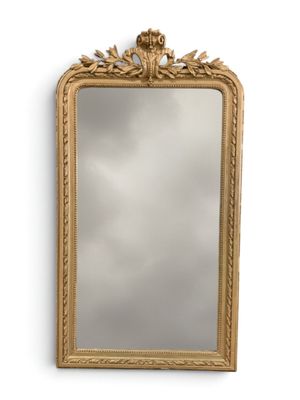 un miroir à cadre doré accroché à un mur blanc, avec un ciel nuageux en arrière-plan