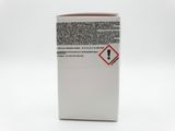 une boîte blanche sur laquelle est apposée une étiquette rouge et noire