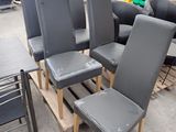 quatre chaises posées sur une palette