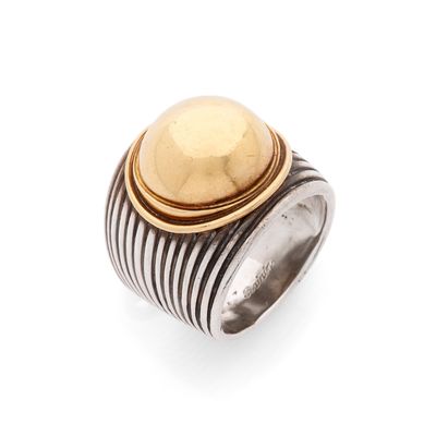 une image représentant une bague en or et en argent sur fond blanc