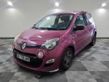 une photo d'une voiture rose garée dans un garage