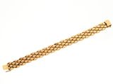 une image d'un bracelet en or sur fond blanc
