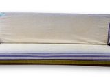 un canapé sur lequel est posé un matelas