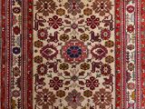 un tapis persan ancien orné d'un motif floral sur fond blanc