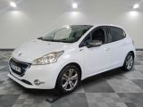 la petite voiture blanche est garée dans une grande pièce