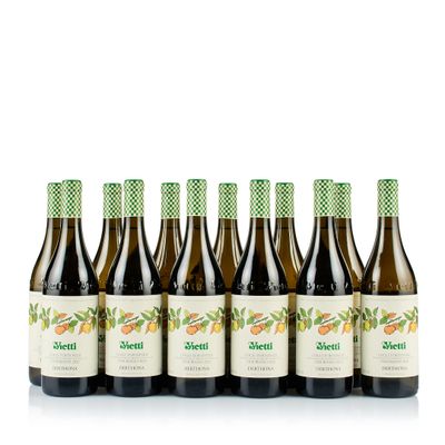 six bouteilles de vin sont alignées sur une surface blanche