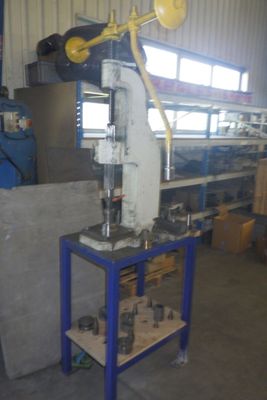 une machine posée sur une table dans un bâtiment