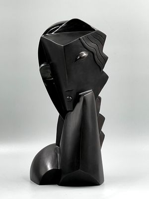 sculpture noire représentant un homme dont le visage est réalisé en papier noir