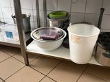 deux seaux et un seau posé sur une étagère dans une cuisine
