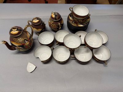 beaucoup de tasses et de soucoupes sur une table