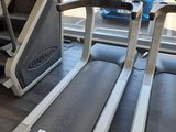 trois pas sur le stepper de la salle de sport