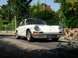 une voiture blanche qui roule dans la rue