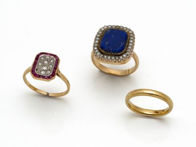 trois bagues et une bague sertie d'un lapis-lazuli et de diamants