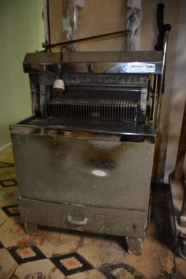 une photo d'une cuisine sale avec une cuisinière et un four