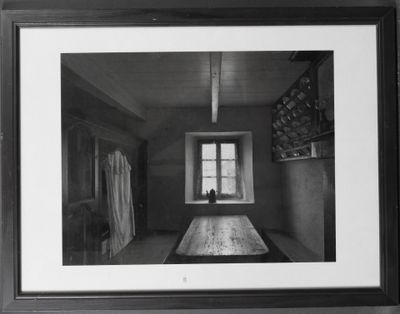 photographie en noir et blanc d'une table dans une pièce dotée d'une fenêtre