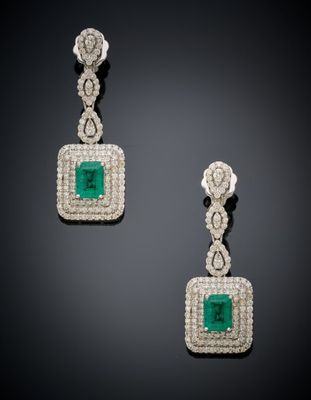 une paire de boucles d'oreilles en émeraude et diamant