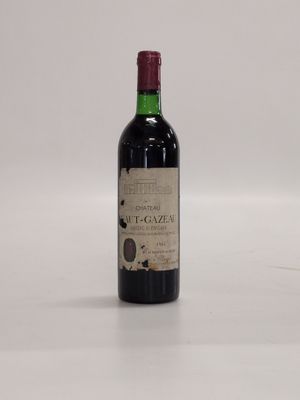 une vieille bouteille de vin posée sur une table blanche