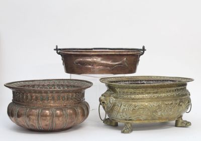 Réunion de 3 pièces en laiton et cuivre XIXe, un cache pot, … - Photo 1