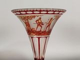 un vase en verre avec un motif rouge et blanc
